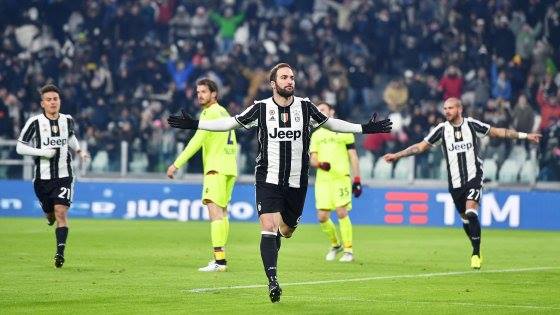 Higuain festeggia il primo dei suoi due gol all'andata. | La Repubblica.