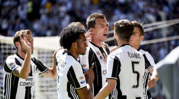 I bianconeri esultano dopo il gol di Mandzukic al Crotone di una settimana fa. | corrieredellosport.it