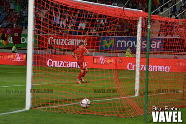 Alcácer celebra uno de sus goles con 'La Roja'. Ya suma seis goles como internacional. (Foto: Bibi Peón).