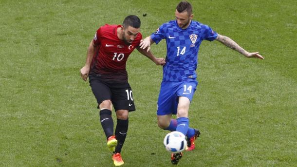 Brozovic a contrasto con Arda Turan. (fonte immagine: Eurosport)