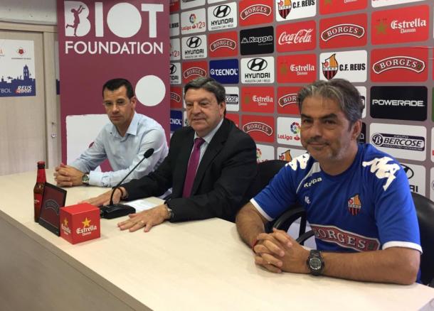 Natxo Gonzalez (der.) acompanado del presidente Llastarri y del director deportivo Pares en la rueda de prensa. (Foto: CF Reus)