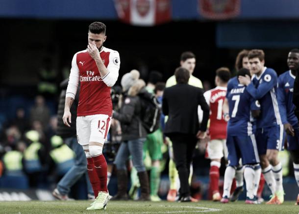 Olivier Giroud se lamenta tras la derrota frente al Chelsea en Stamford Bridge | Foto: Getty Images
