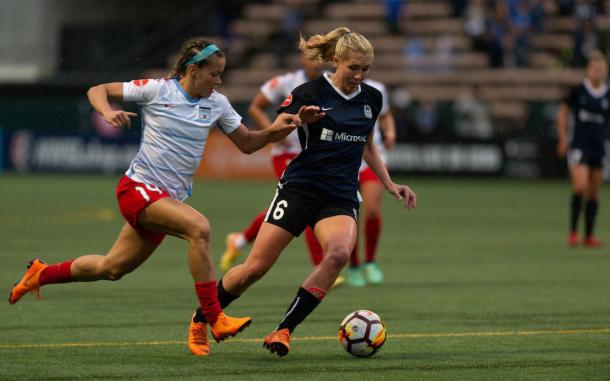 Allie Long of Seattle fends off a challenge from defender Sarah Gordon. | Photo: www.chicagoredstars.com
