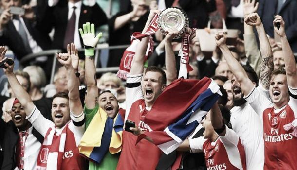 Per Mertesacker levanta la FA Cup junto a sus compañeros | Foto: Getty Images