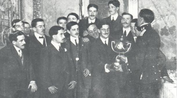 Los jugadores del Club Ciclista de San Sebastián con la Copa que les coronaba como campeones.