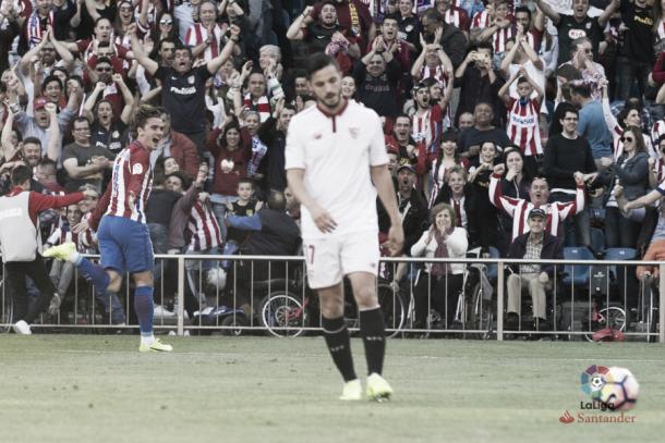 Sarabia, desolado. Ao fundo, Griezmann comemora seu gol | Foto: Divulgação/La Liga