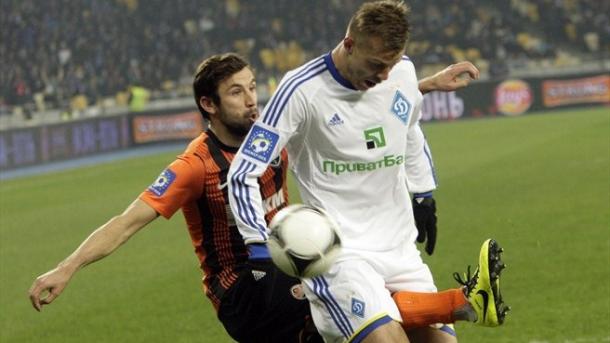 Yarmolenko controla la pelota ante la presión de Darijo Srna | Foto: UEFA