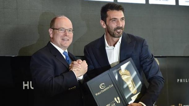 Buffon riceve il Golden Foot Award dal principe Alberto di Monaco, www.eurosport.it