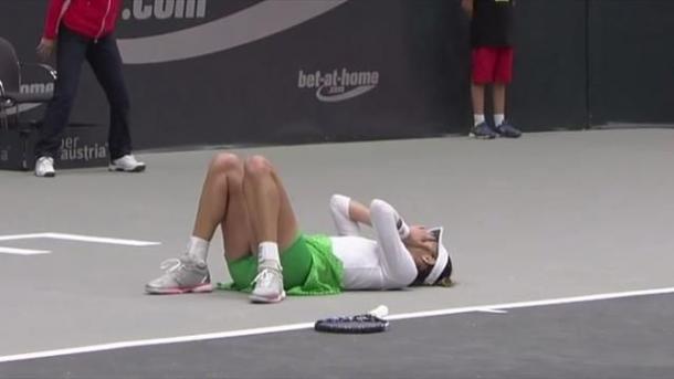 Garbiñe dolorida en la pista de Linz tras lesionarse. Fuente: Eurosport
