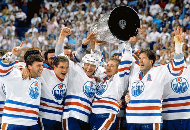 Edmonton con Gretzky en el medio celebrando una de sus Stanley Cups | SI.com