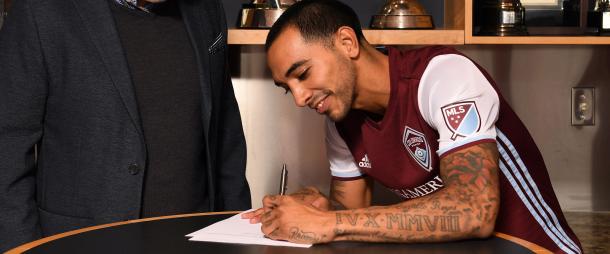 Castillo en la firma con su nuevo equipo. // Imagen: Colorado Rapids