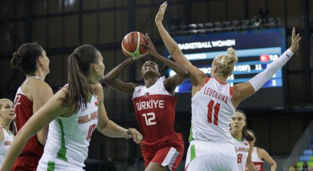 Turkey's Lara Sanders attempts to shoot over two Belarus defenders in the teams' preliminary round game in Rio/Photo: Carlos Osorio/AP