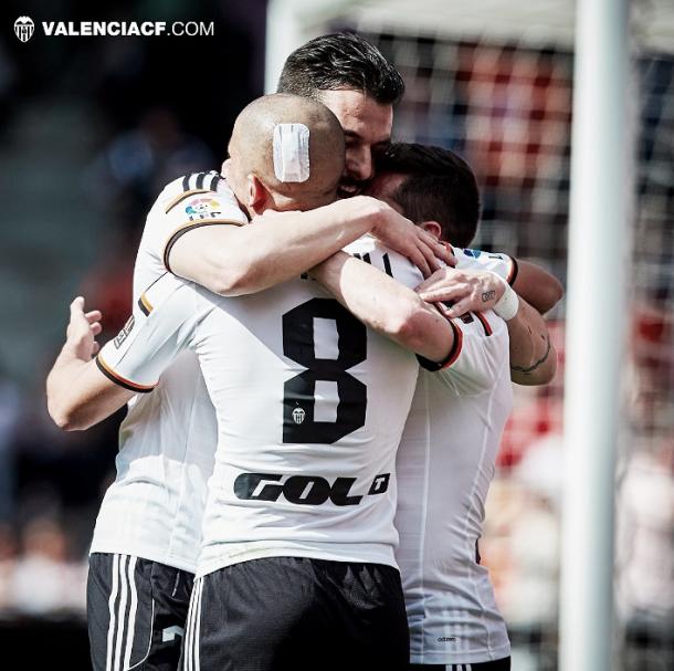 Feghouli, Negredo y Piatti celebrando el segundo gol | Foto: valenciacf.com