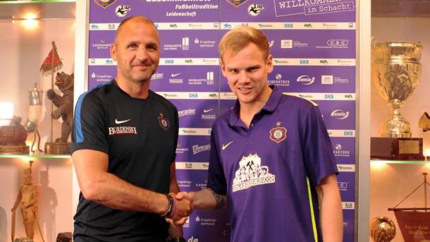 Sören Bertram with sporting director Steffen Ziffert | Photo: Bild/FC Erzgebirge Aue