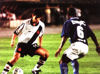 Juninho Pernambucano em disputa com Marcos Paulo; jogo válido pela Taça Libertadores de 1998 (Foto: Divulgação/ Net Vasco)