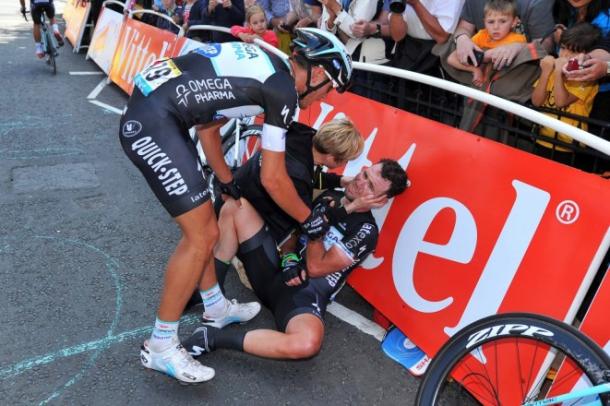Cavendish desolado tras su caída en el Tour | Foto: Tour de Francia