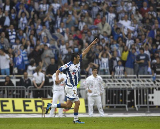 Carlos Bueno celebra el tanto que cerraba el marcador en Anoeta. Eran de Primera. // Fotografía: Web Oficial Real Sociedad.