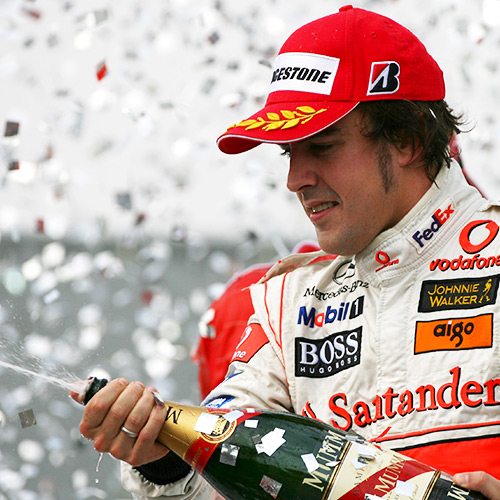 Alonso en el podio. Foto: fernandoalonso.com