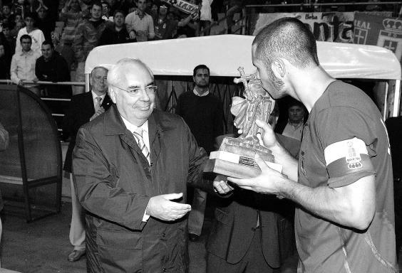 Areces, entregando el trofeo a Diego Cervero | Foto: LNE