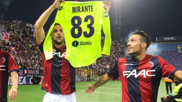 Destro mostra la maglia dell'infortunato Mirante. Fonte foto: tuttosport.it