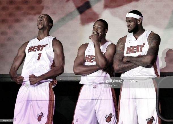 Bosh, Wade y James durante su presentación ante los Heat | Foto: Doug Benc, GettyImages