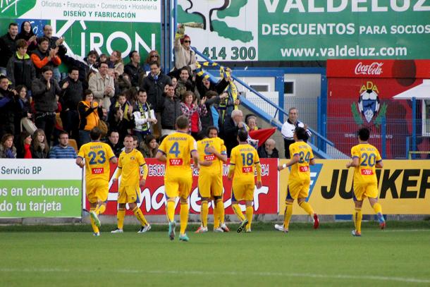 Los jugadores alfareros celebran un gol frente a la afición en Santo Domingo. Foto: Miguel Ángel Ayala
