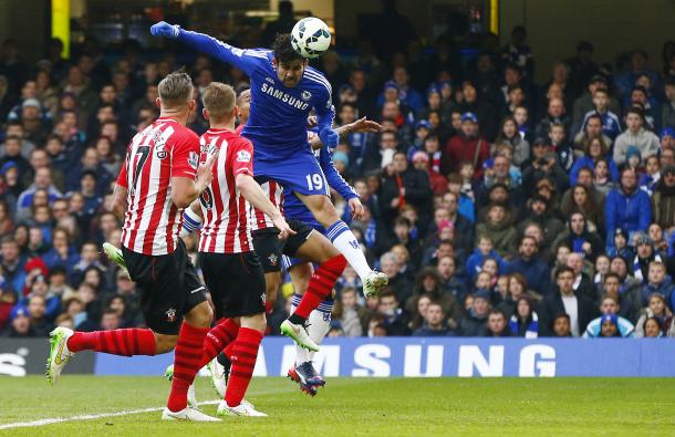 Diego Costa incorna il Southampton, due stagioni fa. | Fonte immagine: eMCA