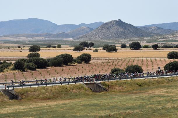 El pelotón, camino de Murcia durante la edición de 2015 | Foto: Unipublic