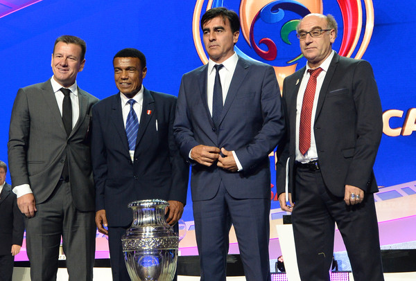 The four managers of Group B posing with the physical Copa on Sunday night at the Manhattan Center (Photo: AFP).