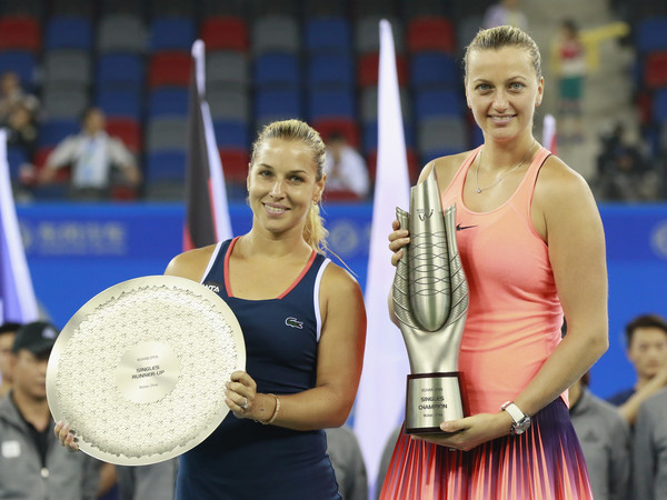 Champion Petra Kvitova (R) and runner-up Dominika Cibulkova pose with their trophies after the final of the 2016 Dongfeng Motor Wuhan Open. | Photo: Kevin Lee/Getty Images