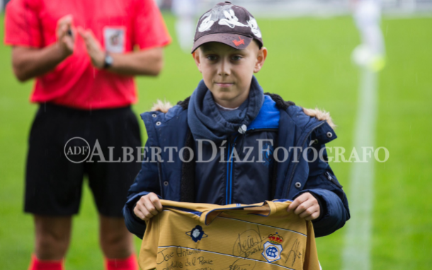 José A. Garrido recibió una camiseta firmada por la plantilla recreativista | Foto: Alberto Díaz