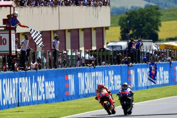A fantastic battle between Marquez and Lorenzo ended in Lorenzo stealing the win - www.motoblog.it