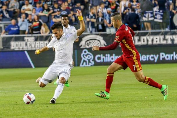 Sporting KC's Benny Feilhaber attempts a shot against Real Salt Lake's Juan Manuel Martinez. | Photo: ProstAmerika