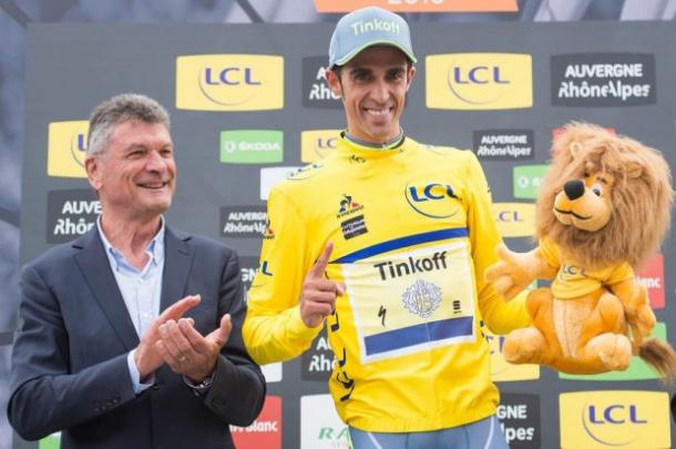Contador sonriente en el podium | Foto: ASO / A. Broadway
