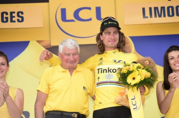 Sagan in giallo sul palco delle premiazioni. Fonte foto: letour.fr