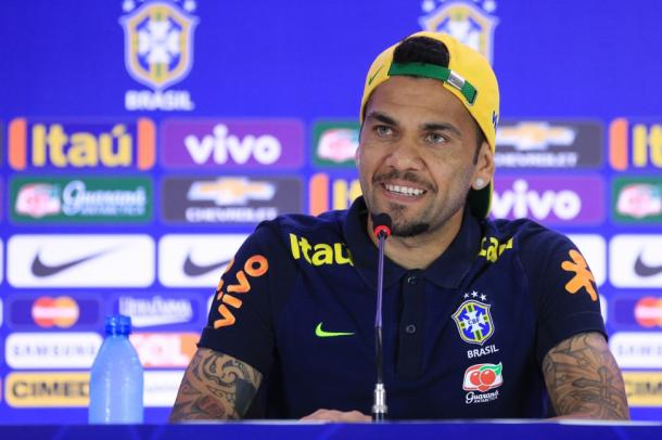 Dani Alves en una rueda de prensa | Foto: Lucas Figueiredo