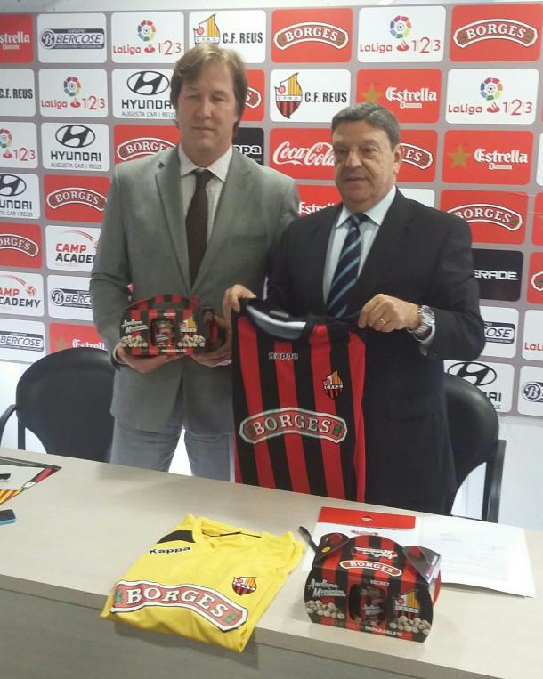Xavier Llastarri (der.), presidente del CF Reus, y David Prats, delegado de Borges firmaron la extension de patrocinio entre la empresa de alimentacion y el club. (Foto: Enrique Carrion)