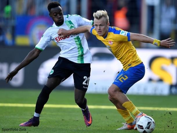 Nik Omladic (right) against playing against his future side. | Photo: SpVgg Greuther Fürth/Sportfoto Zink