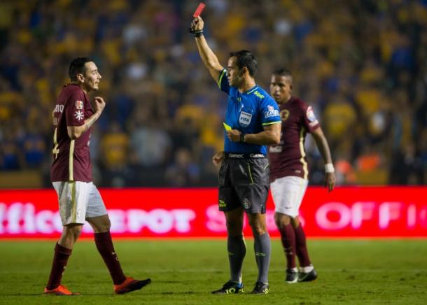 Rubens Sambueza expulsado en la Final - Tigres |  Foto: Récord 
