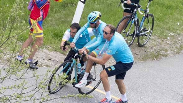 Nibali y Astana luego de cambiar de bicicleta | Foto: Giro de Italia Oficial