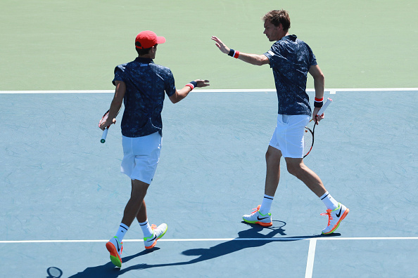 erre-Hugues Herbert (L) and Nicolas Mahut of France react against Robert Lindstedt of Sweden and Aisam-Ul-Haq Qureshi (Photo: Michael Reaves/Getty Images)