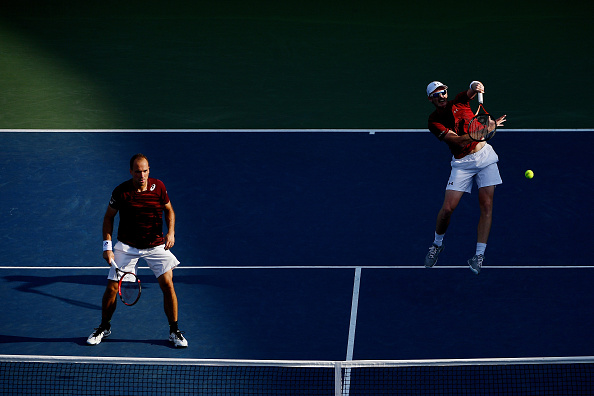 Jamie Murray and Bruno Soares play a shot in their semifinal win (Photo: Alex Goodlett/Getty Images)
