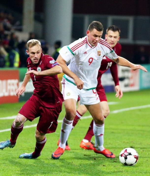 Aleksejs Višņakovs disputa el balón en el partido ante Hungría | Foto: llf.lv