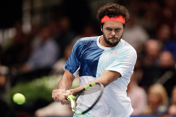 Jo-Wilfried Tsonga plays a backhand shot (Photo: Georg Hockmuth/Getty Images)