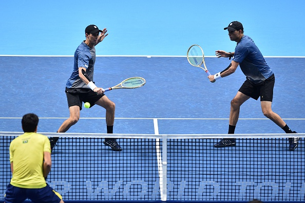 Bryans return the ball to Ivan Dodig and Marcelo Melo (Photo: Glyn Kirk/Getty Images)