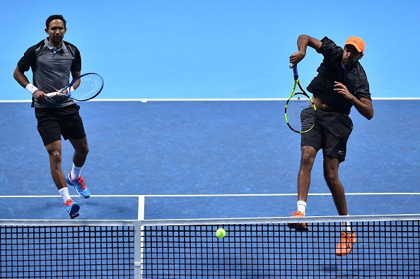 Raven Klaasen watches Rajeev Ram hit a return to Jamie Murray and Bruno Soares (Photo:Glyn Kirk/Getty Images)