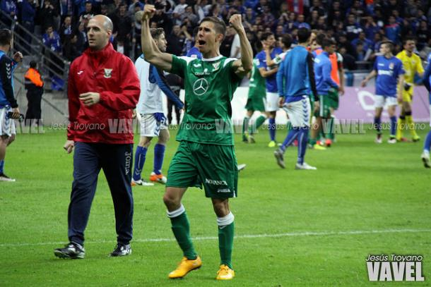 Szymanowski celebra la victoria en Oviedo | Foto: Jesús Troyano - VAVEL.com