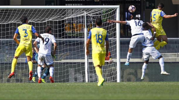 L'incornata perfetta messa a segno da Gamberini, autore del gol dell'1-0 nel match dello scorso settembre. Fonte foto: LaPresse.