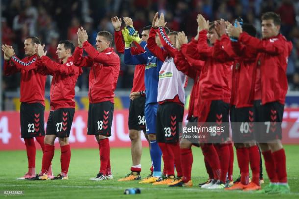 The Freiburg players were left in a less jubilant mood than after the first leg. | Photo: Getty/Alex Grimm.