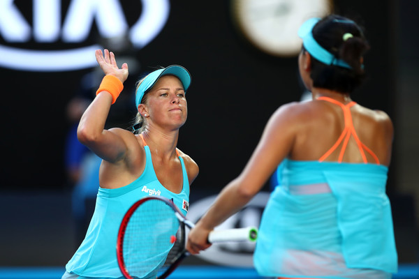 Andrea Hlavackova and Peng Shuai exchanges claps during the Australian Open final | Photo: Clive Brunskill/Getty Images AsiaPac